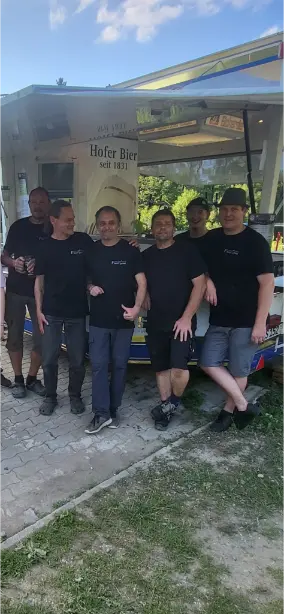Zwei junge Vereinsmitglieder bei der partnerschaftlichen Gewässerpflege an der Teichanlage